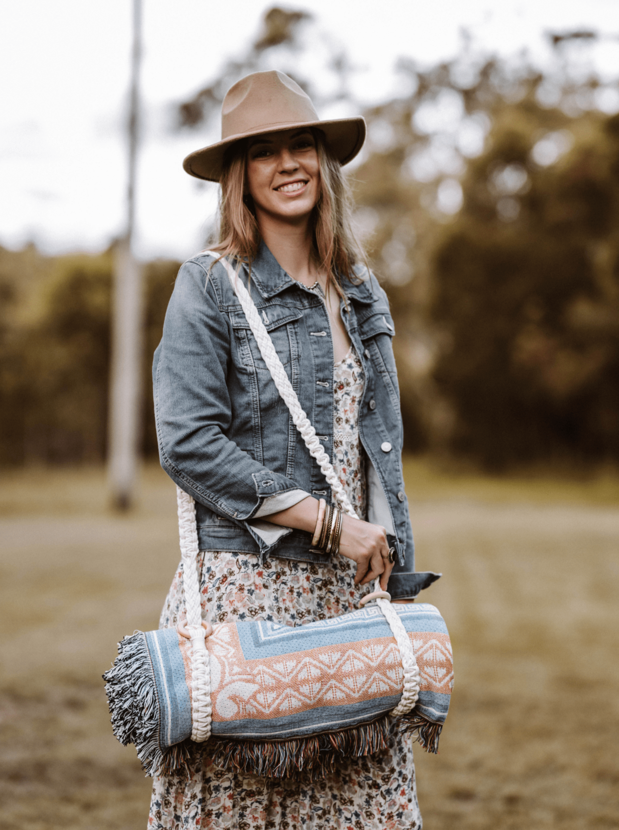 Macramé carry strap for throw rug